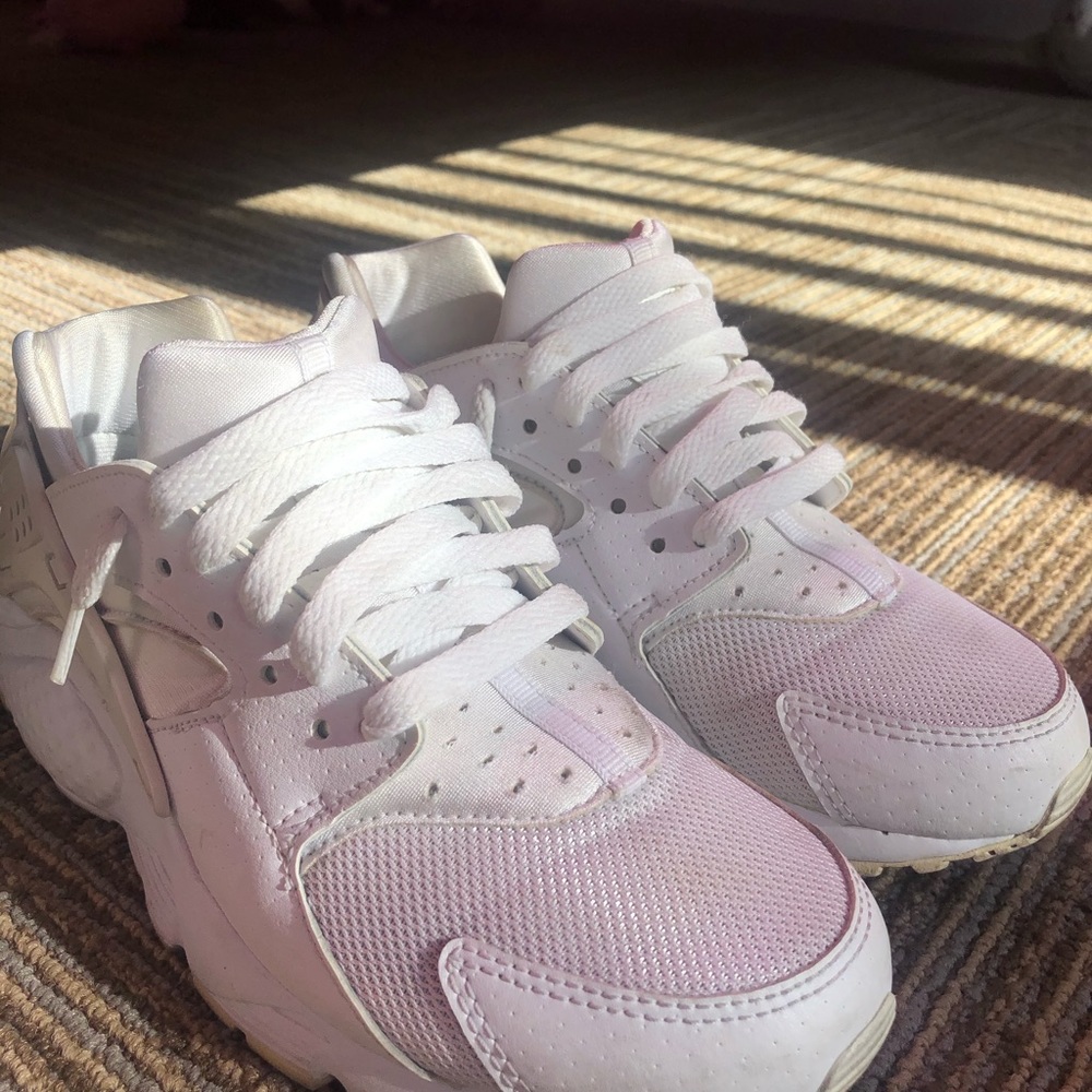 White Nike Huaraches
